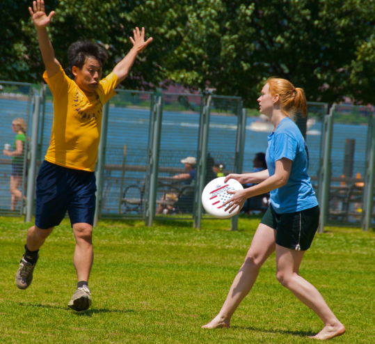 frisbee players