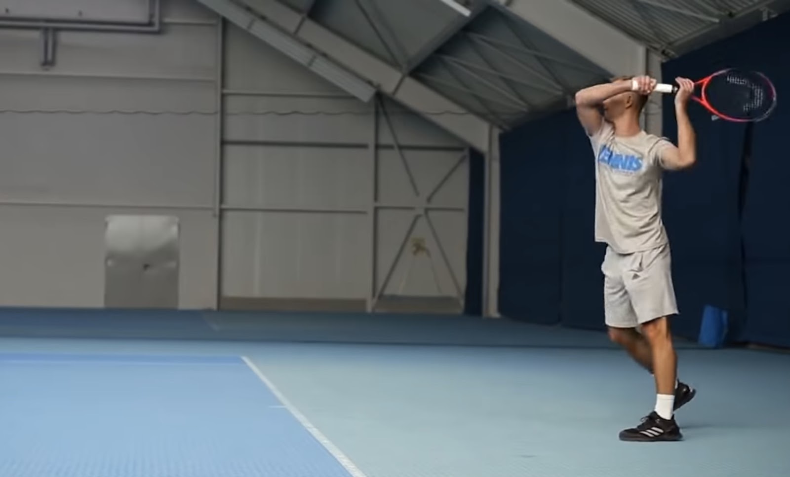 Tennis player holds his racket